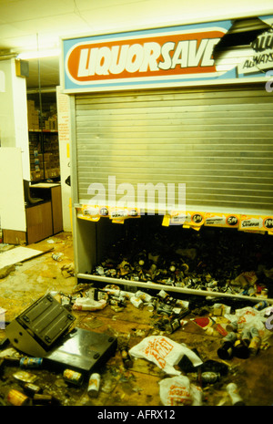 Toxteth Riot, Großbritannien 1981 Ein geplünderter Laden ein Supermarkt, Spirituosenregale decken den Boden ab. Liverpool 8 Lancashire HOMER SYKES im Juli 1980 Stockfoto