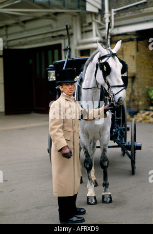 Kutscher trainiert Pferde für königliche Kutschen Royal Mews Buckingham Palace, London 1991 1990er London Großbritannien HOMER SYKES Stockfoto