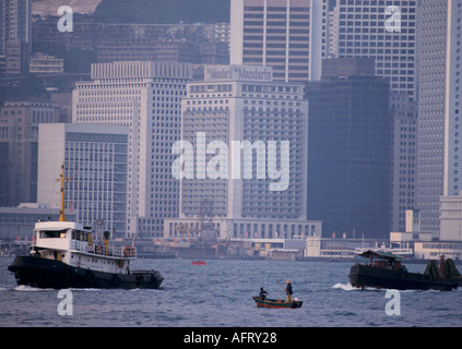 Hafen von Hong Kong Island in den 1990er Jahren. Wolkenkratzer, moderne Büros. Die Star-Fähre verkehrt zwischen Kowloon und der Insel. China 1991 HOMER SYKES Stockfoto