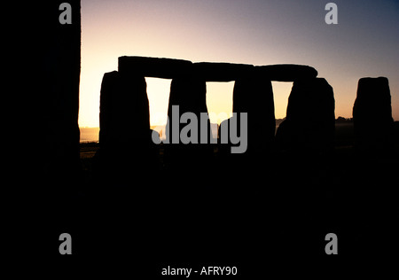 Sonnenaufgang, Sonnenaufgang in Stonehenge, Silhouette vor einem klaren Morgenhimmel. Wiltshire England 21. Juni Mittsommer Salisbury Plain UK HOMER SYKES Stockfoto