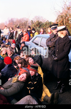 Blockade des Womens Peace Camp auf der US-amerikanischen USAF Nuclear Cruise Missile Air Base in Greenham Common Berkshire England. Dezember 1982 1980: HOMER SYKES Stockfoto