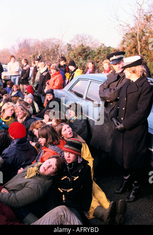 Frauen FRIEDENSCAMP BLOCKADE DER AMERIKANISCHEN USAF NUKLEARE MARSCHFLUGKÖRPER AIR BASE in Greenham Common BERKSHIRE ENGLAND. Dezember 1982 Stockfoto