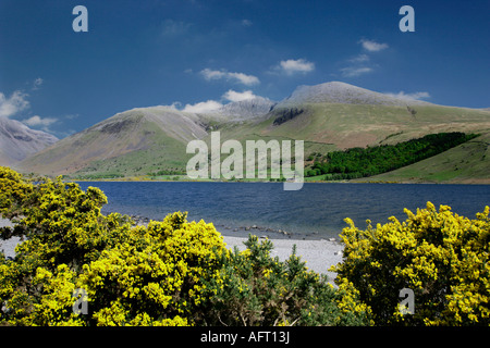 Wast Wasser in Richtung Scafell im Frühjahr, Lake District, Cumbria, England Stockfoto