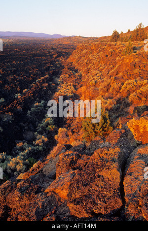 Sonnenaufgang über den Lavastrom Homestead in Lava Beds National Monument in Norther Kalifornien, USA Stockfoto