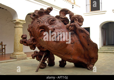 Eine Skulptur aus Polyesterharz von Javier Marin genannt Cabeza de Mujer Roja 1999 Stockfoto