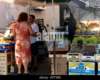 Obst Stall Catania Sizilien Italien Frau Obst kaufen Stockfoto