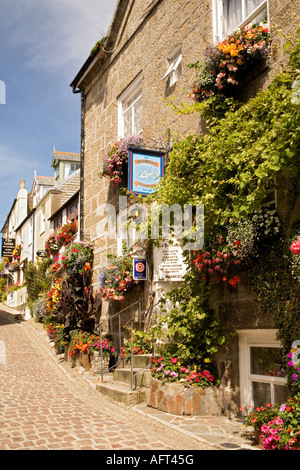 Fassade des Hotels mit Schildern und dekorierte Blumen, Cornwall, England, UK Stockfoto