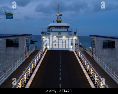 Die Fähre von der Ankunft am frühen Abend im Hafen von Den Helder Noord Holland Niederlande Wattenmeer Insel Texel Stockfoto