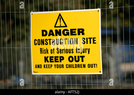 Baustelle Gefahr Warnzeichen angebracht, um Metall-Zaun, England, UK Stockfoto