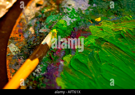 Ein Pinsel und Palette mit schweren Ölfarbe in erster Linie grün Stockfoto