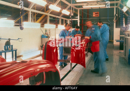 Nissan Primera Spray Malerei Stoßstangen Stockfoto