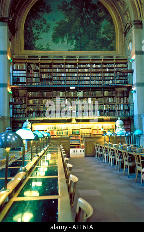 Paris Frankreich wichtigsten nationalen öffentlichen Bibliothek leer Lesesaal, Innenraum' Bibliotheque Nationale "Richelieu" Zeilen der Bücher' Stockfoto