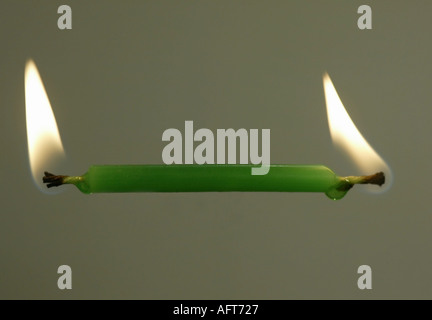 Brennende Kerze von beiden Enden Konzept und Symbole Stockfoto