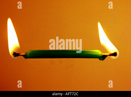 Brennende Kerze von beiden Enden Konzept und Symbole Stockfoto