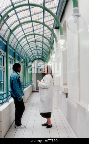 Paris Frankreich, französisch-afrikanisch, weibliche Teenagerin, mit weiblicher Ärztin im Krankenhaus, Frankreich Gesundheitswesen, Korridor Care Krankenhaus Stockfoto