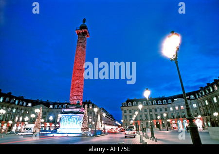 Paris Frankreich, Weitwinkelansicht, Weihnachtsbeleuchtung, Dekoration, Straßenszene, 'Place de Vendome', Straßenlaternen bei Nacht, Rot, Colonne Vendôme, Stockfoto