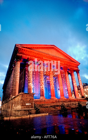 „Weihnachten in Paris“ Frankreich „Eglise de la Madeleine“ „Place de la Madeleine“ mit beleuchteten weihnachtsdekorationen an der Fassadenkirche Stockfoto