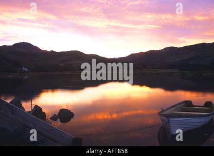 GLENELG schottischen HIGHLANDS UK September war die Sonne über dem Glenmore Fluß mit einem festgemachten Boot im Vordergrund Stockfoto