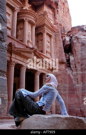 Eine westliche Frau das Tragen eines arabischen Schleier vor Treasury petra Jordanien Stockfoto