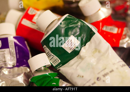 Ein Haufen von gebrauchten Öl Farbtuben Stockfoto