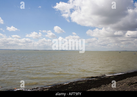 Blick auf die Themse-Mündung am Meer Southend in Essex Nachschlagen der Themse-Mündung in Richtung London entnommen Stockfoto