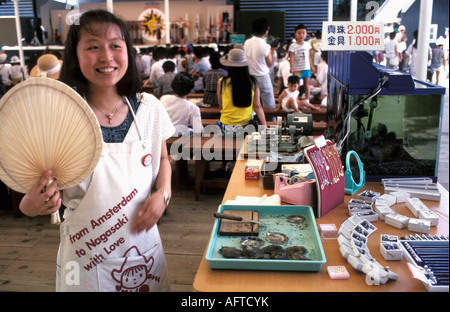 Japan Nagasaki junge Frau mit Ventilator lächelnd im Souvenir-Shop in Holland Village Stockfoto