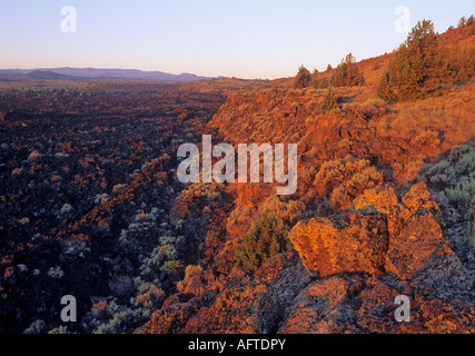 Sonnenaufgang über den Lavastrom Homestead in Lava Beds National Monument in Nord-Kalifornien, USA Stockfoto