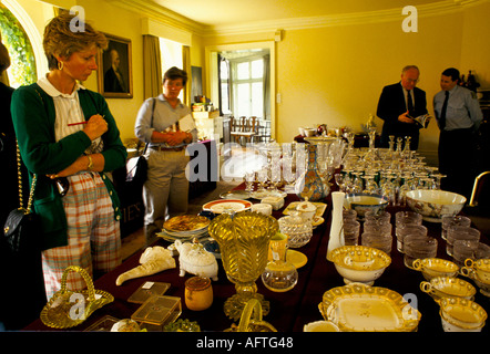 Landhaus-Auktion Schlauch Verkauf bei Newnham Hall Northamptonshire 1994, Händler prüfen Antiquitäten, die auf Verkauf gehen werden 1990er UK HOMER SYKES Stockfoto