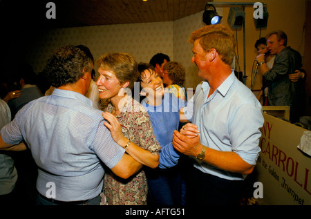 Lisdoonvarna County Clare Irland. Monatliches jährliches Matchmaking-Festival. Paare tanzen Spaß im Hydro Hotel Ireland 90er HOMER SYKES Stockfoto