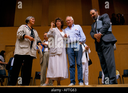 1990er Jahre Shakespeares Theatre unvollendet im Bau London Tony Britton Schauspieler mit Mitgliedern der Besetzung auf der Bühne, Erstaufführungsprobe 1997 Stockfoto