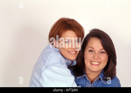 Schwestern, lächelnd, Nahaufnahme, Porträt Stockfoto