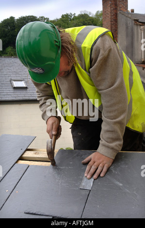 BEFESTIGUNG DEN GRAT AUF EINEM SCHIEFERDACH UK DACHDECKER Stockfoto