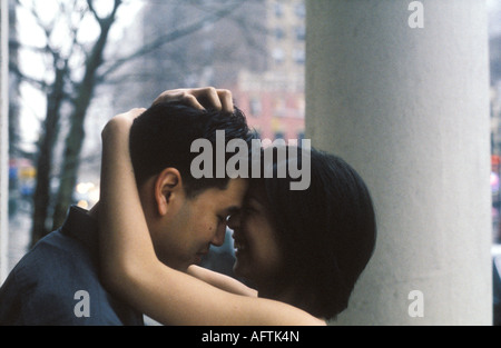 Junges Paar umarmen einander, Lächeln Stockfoto