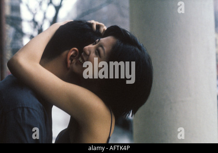 Junges Paar umarmen einander, Lächeln Stockfoto