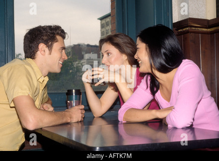 Freunde sitzen im Café, Seitenansicht Stockfoto