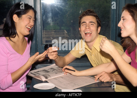 Freunde sitzen im Café, Seitenansicht Stockfoto