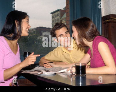 Freunde sitzen im Café, Seitenansicht Stockfoto