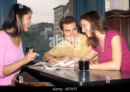 Freunde sitzen im Café, Seitenansicht Stockfoto