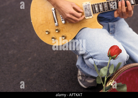 Mann Gitarre spielen auf Straße Stockfoto