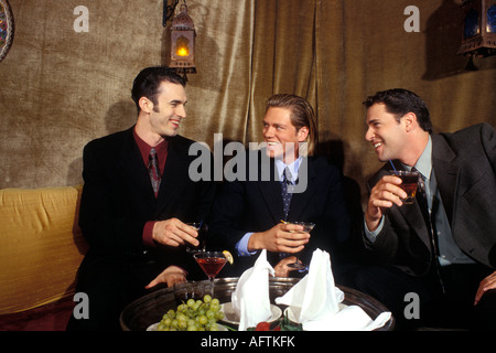 Junge Männer genießen im restaurant Stockfoto