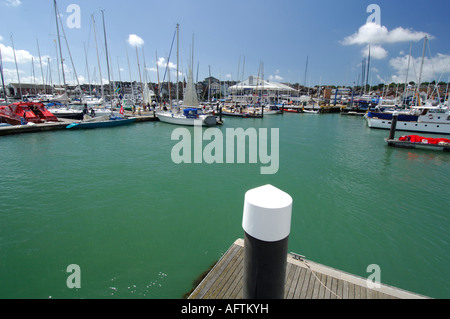 Post marker Boje am Eingang zu Cowes Yacht Haven Hafen am Eingang des River Medina auf der Isle of Wight Stockfoto