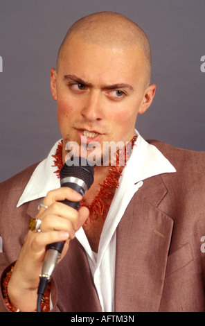 Junger Mann singen, Nahaufnahme Stockfoto