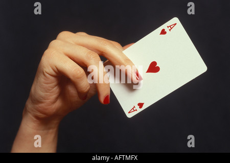 Hand mit Spielkarten, Nahaufnahme Stockfoto
