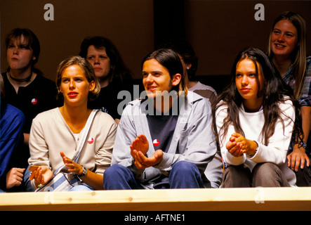 Shakespeares neues Theaterpublikum aus der ganzen Welt bei einer ersten Probenvorstellung 1997 London 1990s UK HOMER SYKES Stockfoto