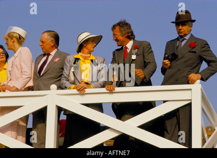 Leute, die Polo im Guards Polo Club Smiths Lawn Windsor Great Park beobachten. 1980er Jahre Großbritannien Stockfoto