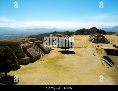 Der Gran Plaza mit der Plataforma Sur in der Ferne am Monte Alban Stockfoto