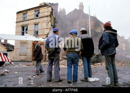 TOXTETH UNRUHEN LIVERPOOL 8 Aufräumen nach den Krawallen. Am Morgen nach 1981 1980 S UK HOMER SYKES Stockfoto