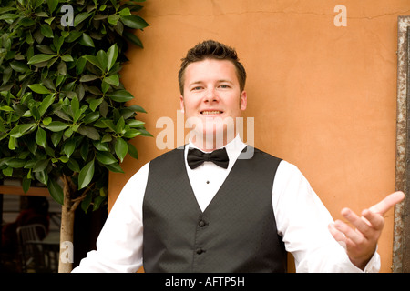 Kellner lächelnd Stockfoto