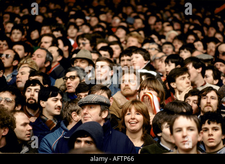 Liverpool Football Club, Anfield Kop Fans, die ein Spiel von den Tribünen sehen nur eine weibliche Unterstützerin unter den All-Men-Unterstützern 1980s UK 1983 Stockfoto