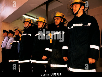 Feuerwehrleute, Whiyewatch in Kingsland, Feuerwache East London um 1995. Jason ein schwarzer britischer Feuerwehrmann (2nd von rechts) während des abendlichen Rollaufrufs. Stockfoto